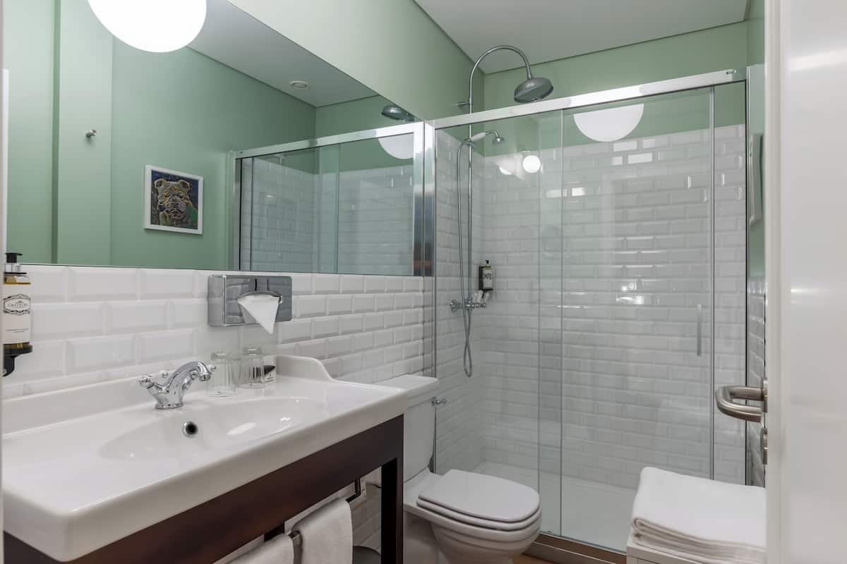 family room, bay view (superior deluxe) | bathroom | shower, eco-friendly toiletries, hair dryer, towels