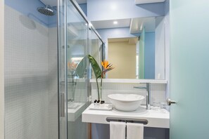 Dusche, umweltfreundliche Kosmetikartikel, Haartrockner, Handtücher