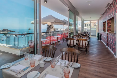 Breakfast, lunch, dinner served; local cuisine . Pestana Churchill Bay