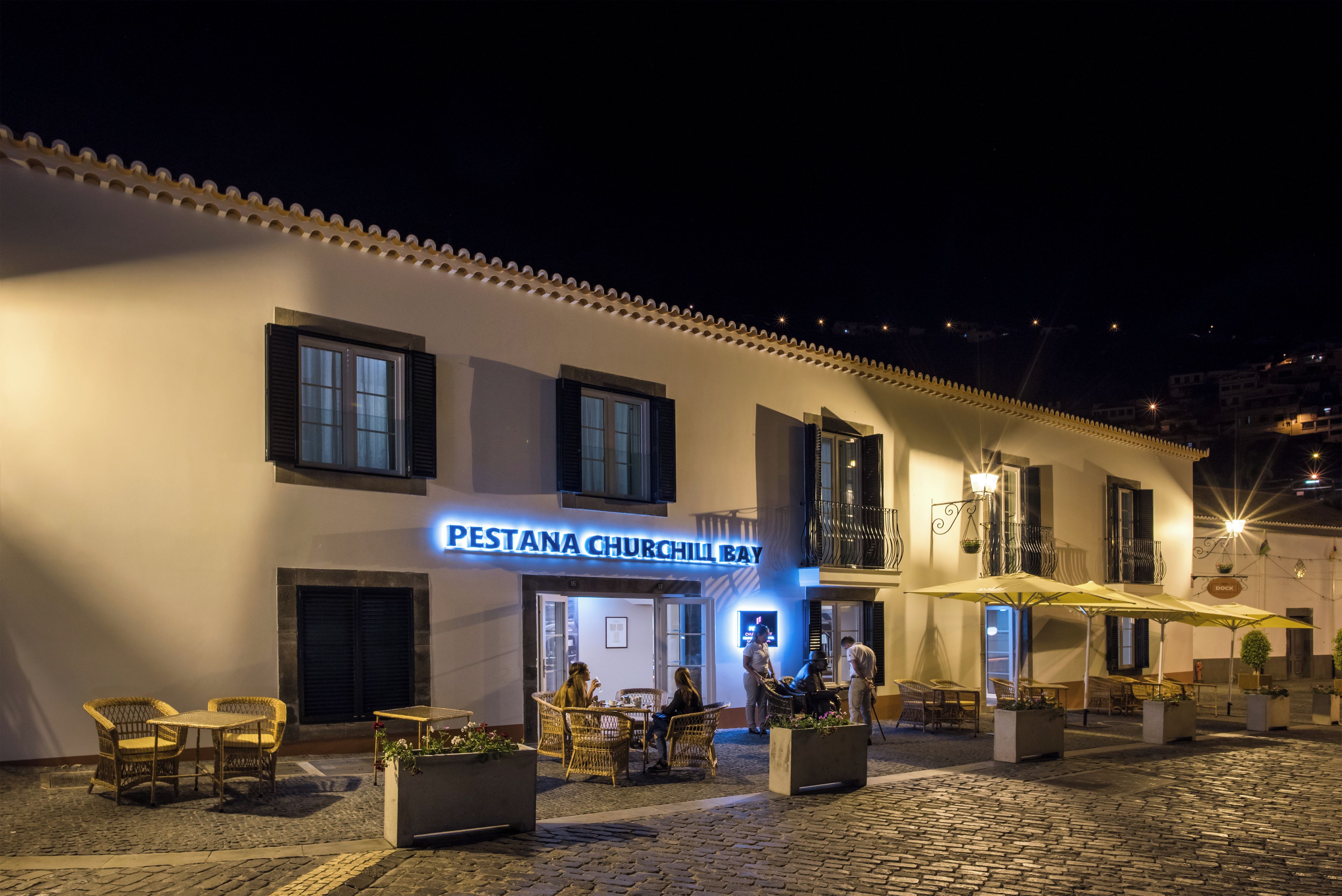 Un bâtiment sur lequel on peut lire, sur une enseigne, les mots « PESTANA CHURCHILL BAY », de nuit.