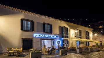 Un bâtiment sur lequel on peut lire, sur une enseigne, les mots « PESTANA CHURCHILL BAY », de nuit.