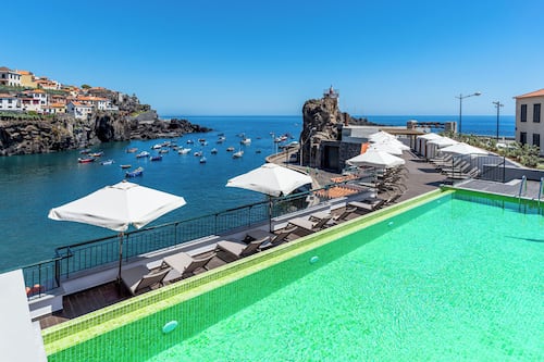 Piscine extérieure, parasols de plage, chaises longues