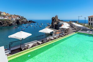 Piscine extérieure, parasols de plage, chaises longues