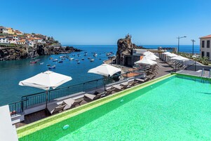 Outdoor pool, pool umbrellas, sun loungers