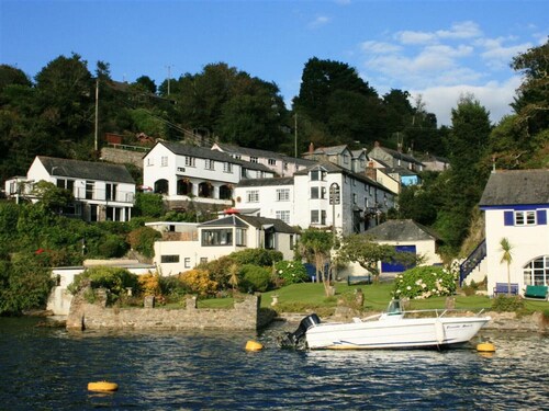 Pont Quay Cottage, Fowey, edge of the tidal creek