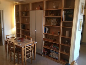 Apartment, 2 Schlafzimmer, Balkon | Essbereich im Zimmer