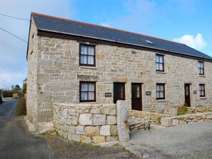 Exterior - Tom Thumb, far reaching views of the countryside. (Mabe Burnthouse)