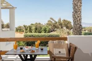 Comfort Garden & Sea View Apartment | Balcony