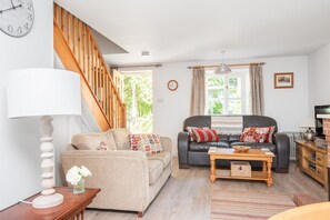TV, fireplace - Chapel Cottage, St Mawgan on the Cornish coastline (Saint Mawgan)