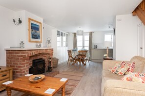 TV, fireplace - Chapel Cottage, St Mawgan on the Cornish coastline (Saint Mawgan)