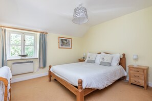 3 bedrooms, iron/ironing board, WiFi, bed sheets - Chapel Cottage, St Mawgan on the Cornish coastline (Saint Mawgan)