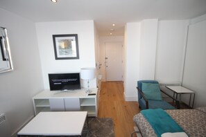 Appartement Prestige, 1 lit double et 1 canapé-lit, vue sur la ville | Aire de séjour | Téléviseur connecté