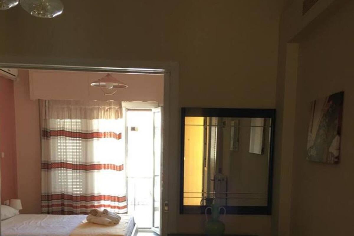 Departamento, balcón, vista a la ciudad | Área de sala de estar | Televisión de pantalla plana