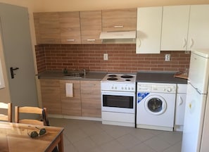Departamento, balcón, vista a la ciudad | Cocina privada | Refrigerador, horno, parrilla de estufa y cafetera y tetera