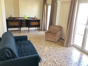 Departamento, 2 habitaciones | Área de sala de estar | Televisión de pantalla plana