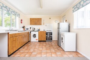 Fridge, microwave, oven, toaster - Little croft, near the golden sands at Perranporth (Goonhavern)