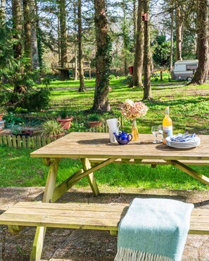 Outdoor dining - Little croft, near the golden sands at Perranporth (Goonhavern)