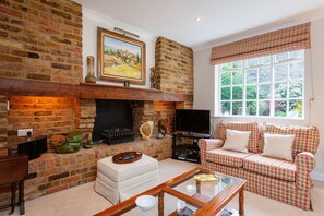 Una televisión, una chimenea