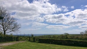 A rural landscape with a wooden gate, grassy fields, and a tree. - Carneggan Barn - Three Bedroom Cottage, Sleeps 6 (Lanteglos)