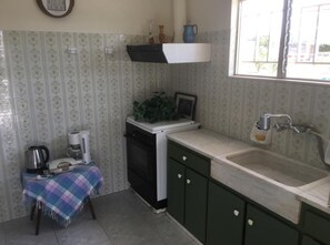 House, 2 Bedrooms | Private kitchen