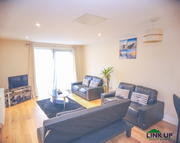 อพาร์ทเมนท์, หลายเตียง, วิวเมือง | บริเวณนั่งเล่น | ทีวี