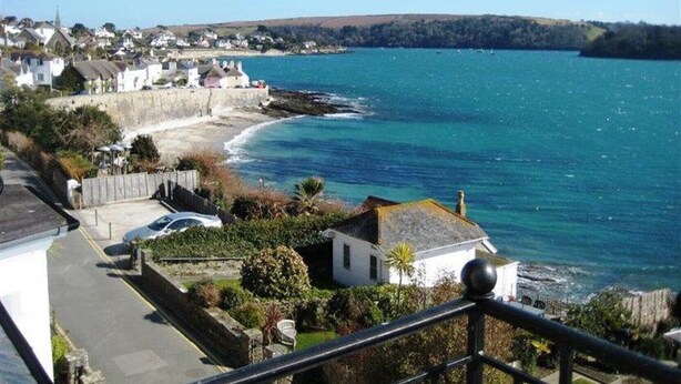 A coastal town with houses along the sea, a clear sky, and a view of the ocean. - Bessborough Green - Two Bedroom Apartment, Sleeps 4 (St Mawes)