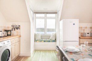 Fridge, microwave, oven, dishwasher - Bessborough Green, St Mawes lovely estuary views (St Mawes)