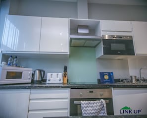 Comfort Apartment, Multiple Beds, City View | Microwave