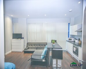 Comfort-huoneisto, useita sänkyjä, kaupunkinäköala | Ylelliset vuodevaatteet, yksilöllisesti sisustettu