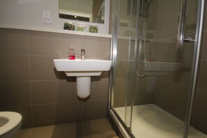 Exclusive-huoneisto, useita sänkyjä, kaupunkinäköala | Kylpyhuone | Suihku, ilmaiset hygieniatuotteet, hiustenkuivaaja, pyyhkeet