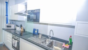 Comfort Apartment, Multiple Beds, City View | Private kitchenette | Fridge, microwave, oven, stovetop - Heathrow Place (Hayes)