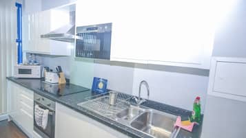 Comfort Apartment, Multiple Beds, City View | Private kitchenette | Fridge, microwave, oven, stovetop