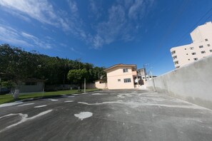 Free self-parking - Casa 2 Amarela - Casa piscina 10 pessoas (Itapema)
