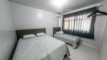 Tabla de planchar con plancha, wifi gratis y ropa de cama