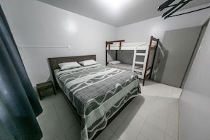 Tabla de planchar con plancha, wifi gratis y ropa de cama 