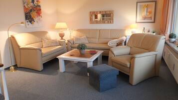 Fernseher, Tischfußball, Tischtennisplatte, Bücher