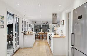 Fridge, stovetop, dishwasher, coffee/tea maker