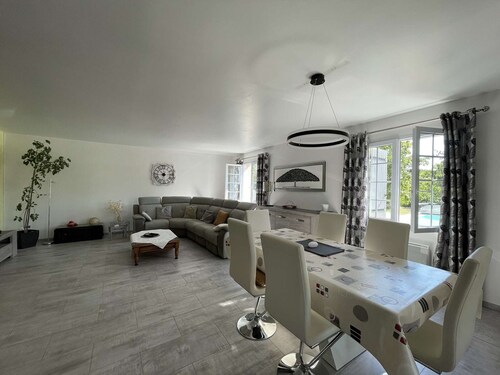 Villa à Orgnac-l'Aven avec piscine chauffée, 6 pers, jardin clôturé, animaux admis