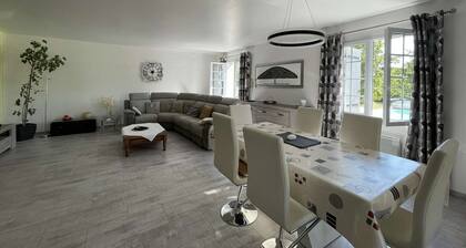 Villa à Orgnac-l'Aven avec piscine chauffée, 6 pers, jardin clÎturé, animaux admis