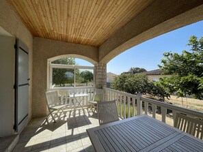 Outdoor dining - Heated Pool Villa for 6 with Wifi, BBQ, and Pet-Friendly (Orgnac-l'Aven)
