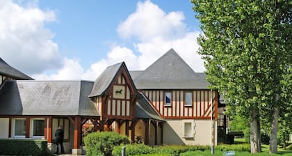 Bel appart avec jardin prive, dans un parc clos avec piscine et tennis