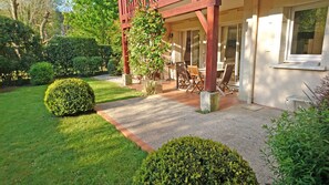 Outdoor dining - Beautiful apartment with private garden with swimming pool and tennis (Deauville)