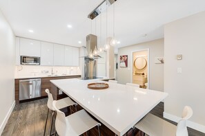 Fridge, microwave, oven, stovetop - The House of Blond penthouse level suite in LoLo (North Vancouver)