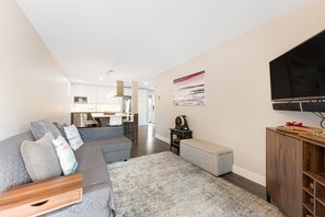 Smart TV, fireplace - The House of Blond penthouse level suite in LoLo (North Vancouver)