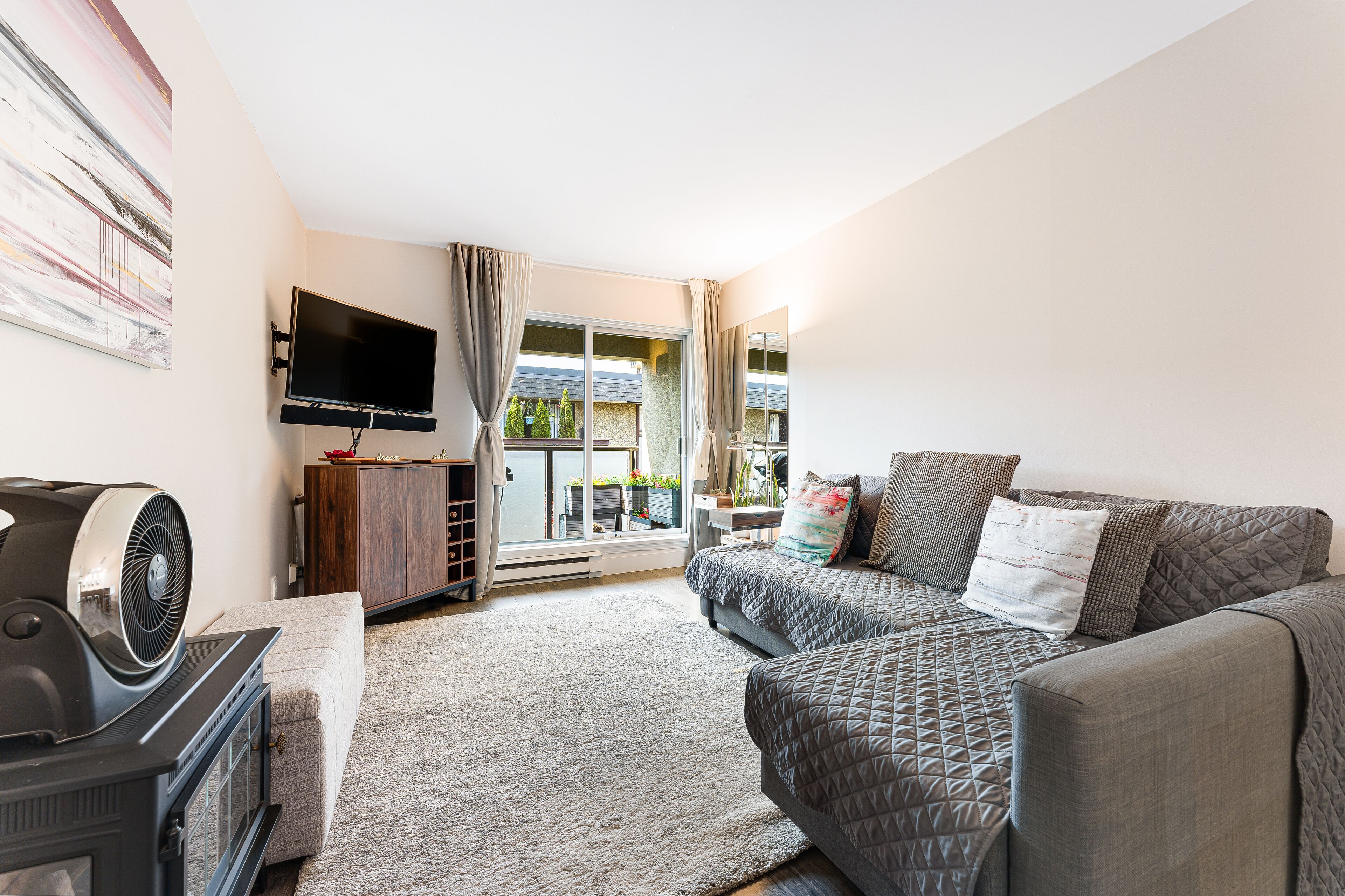 Smart TV, fireplace