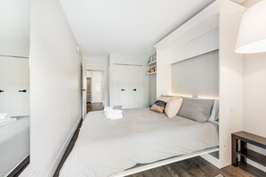 1 bedroom, free WiFi, bed sheets - The House of Blond penthouse level suite in LoLo (North Vancouver)