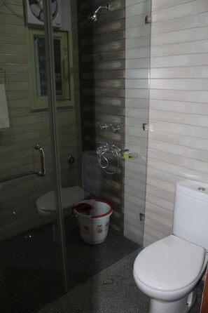 Shower, free toiletries