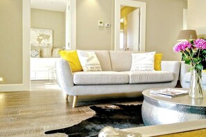 TV, offices - Sunny terrace penthouse by Camp Nou Free Nespresso (Barcelona)