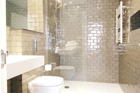 Secadora de cabello, toallas, jabón, papel de baño 