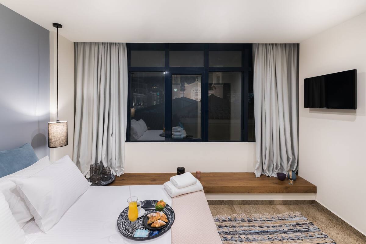 Deluxe Double Room, City View | 1 bedroom, premium bedding, in-room safe, soundproofing